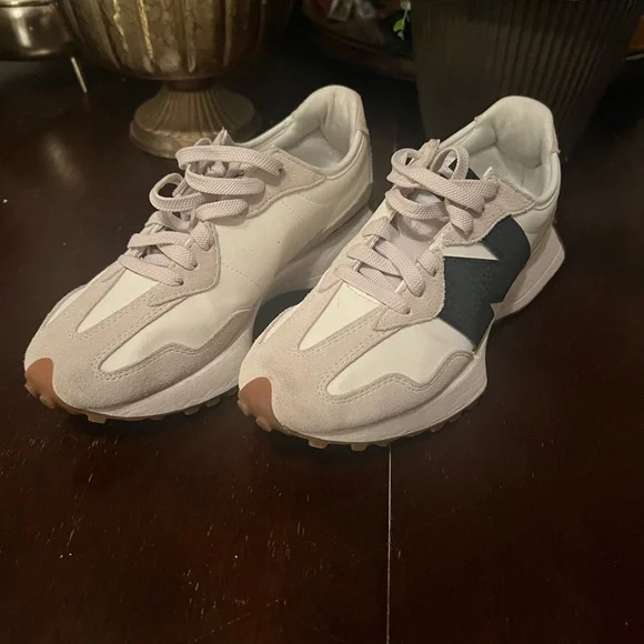 New Balance White and Black Athletic Shoes. Size 8 - Picture 1 of 7